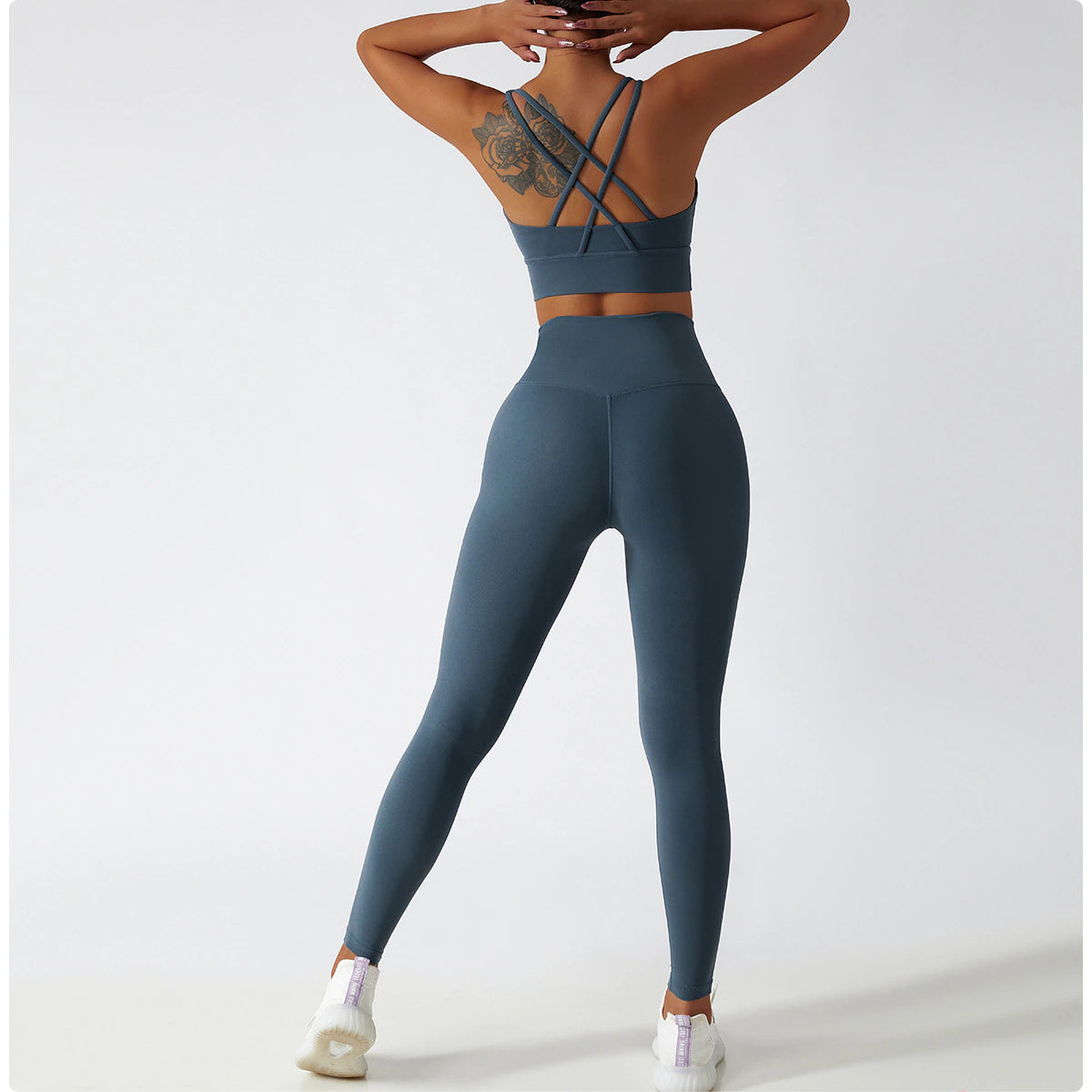Women's Vitality Set in breathable nylon/spandex blend. Seamless high-waisted leggings for a flattering fit. Strappy sports bra with removable pads. Quick-drying material for comfort during workouts. Stylish and functional – a must-have for any active woman's wardrobe.